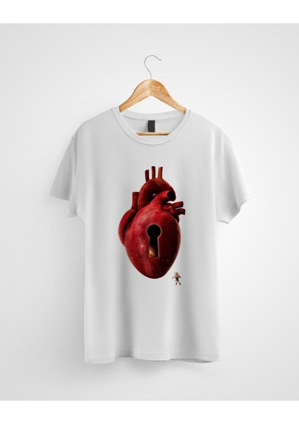 Unisex Beyaz Kilitli Kalbe Giden Astronot Baskılı Tshirt