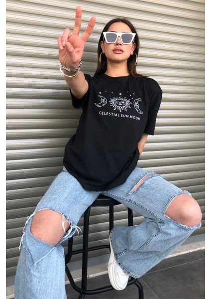 Bisiklet Yaka Siyah Ay Baskılı Oversize T-Shirt fiyatları