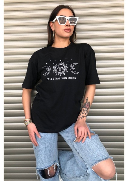 Bisiklet Yaka Siyah Ay Baskılı Oversize T-Shirt fırsatları
