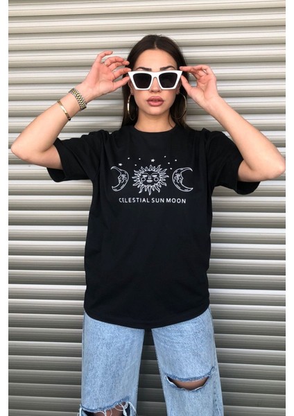 Bisiklet Yaka Siyah Ay Baskılı Oversize T-Shirt indirimleri
