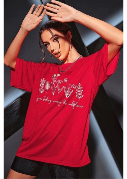 Kadın Kırmızı Wildflowers Baskılı Oversize T-Shirt modelleri