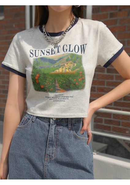 Kadın Sunset Glow Baskılı Yaka Kol Lacivert Crop T-Shirt