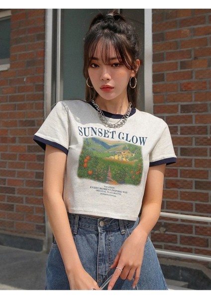Kadın Sunset Glow Baskılı Yaka Kol Lacivert Crop T-Shirt modelleri