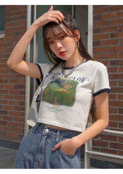 Kadın Sunset Glow Baskılı Yaka Kol Lacivert Crop T-Shirt fırsatları