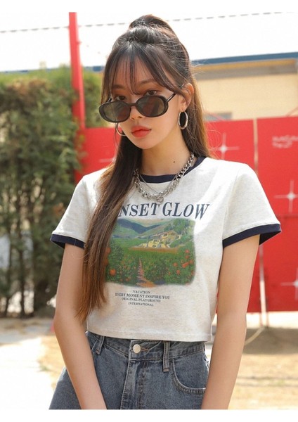 Kadın Sunset Glow Baskılı Yaka Kol Lacivert Crop T-Shirt