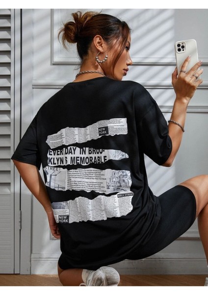Brooklyn Slogan Baskılı Gazete Desenli Oversize T-Shirt