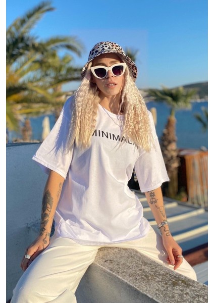 Kadın Beyaz Minimalist Baskılı Oversize T-Shirt