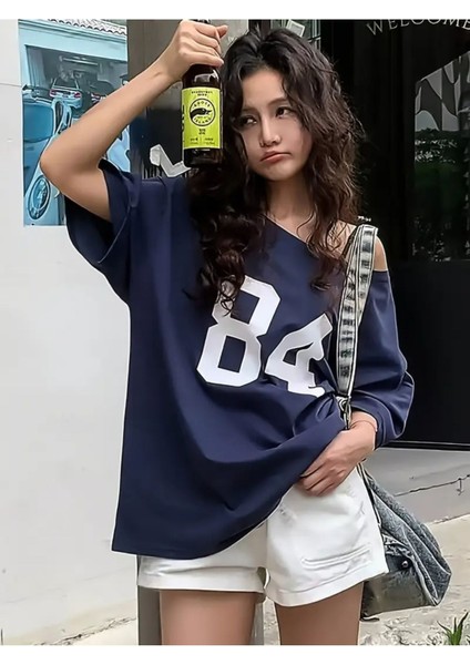 Kadın Düşük Omuz Kayık Yaka Beyaz 84 Baskılı T-Shirt