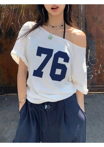 Kadın Düşük Omuz Kayık Yaka 76 Baskılı T-Shirt