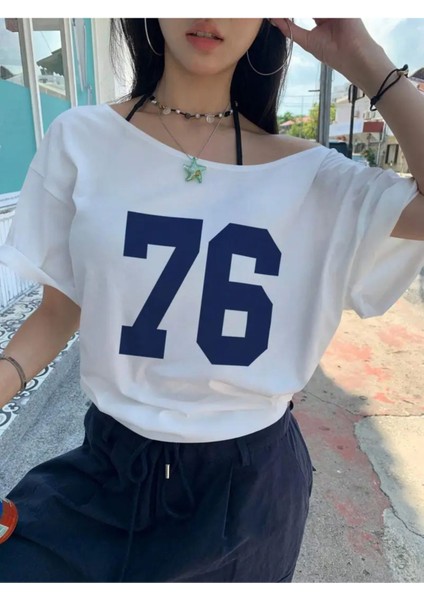 Kadın Düşük Omuz Kayık Yaka 76 Baskılı T-Shirt fiyatları