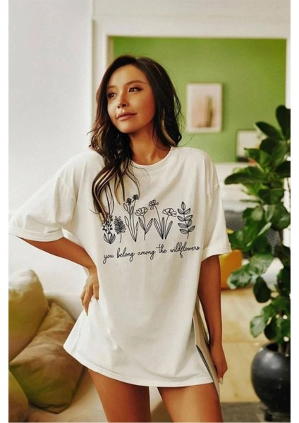 Kadın Beyaz Wildflowers Baskılı Oversize T-Shirt modelleri