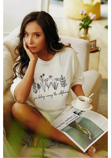 Kadın Beyaz Wildflowers Baskılı Oversize T-Shirt indirimleri