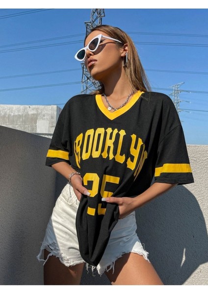 V Yaka Brooklyn 25 Baskılı Oversize T-Shirt fırsatları