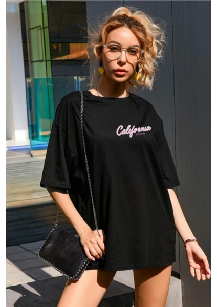 Kadın Siyah Oversize California Baskılı T-Shirt fırsatları
