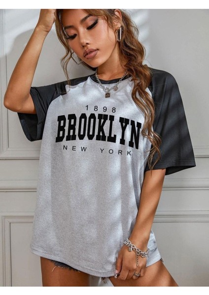 Gri Renkli Kol Brooklyn Baskılı Oversize Unisex T-Shirt fiyatları