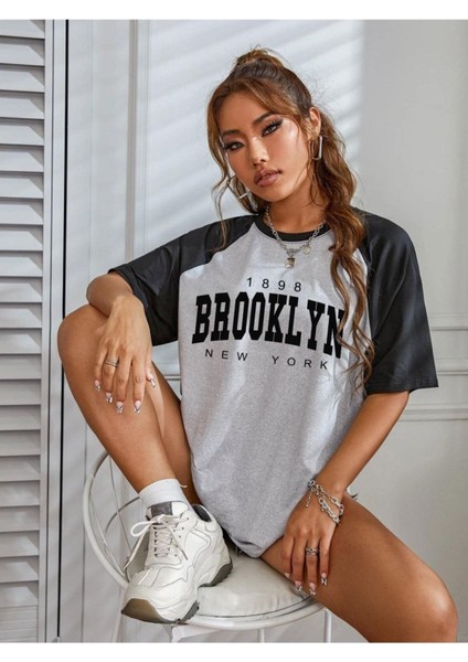Gri Renkli Kol Brooklyn Baskılı Oversize Unisex T-Shirt modelleri