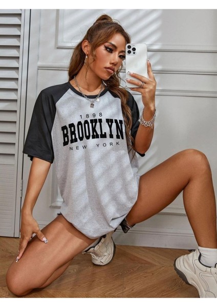 Gri Renkli Kol Brooklyn Baskılı Oversize Unisex T-Shirt indirimleri