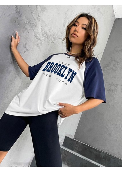 Beyaz Renkli Kol Brooklyn Baskılı Oversize Unisex T-Shirt fiyatları