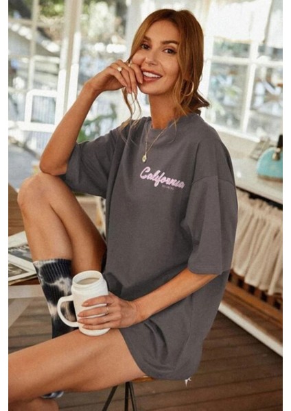 Kadın Siyah Oversize California Baskılı T-Shirt fiyatları