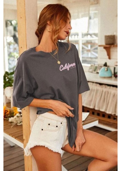 Kadın Siyah Oversize California Baskılı T-Shirt modelleri