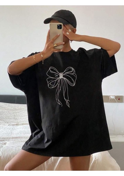 Unisex Siyah Kurdele Fiyonk Baskılı Oversize %100 Pamuk T-Shirt fiyatları