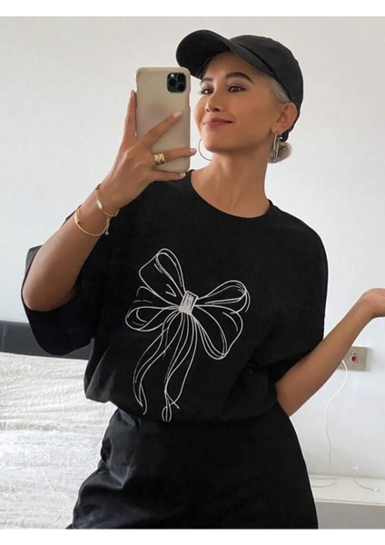 Unisex Siyah Kurdele Fiyonk Baskılı Oversize %100 Pamuk T-Shirt modelleri