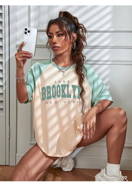 Bej Renkli Kol Brooklyn Baskılı Oversize Unisex T-Shirt fiyatları