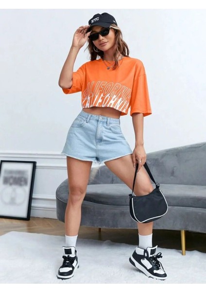 Kadın California Baskılı Oversize Crop T-Shirt modelleri