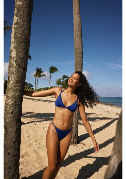 Lapis Minimal Kesim Bağlama Detaylı Mavi Bikini Üstü