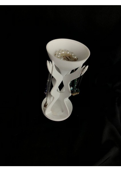 Şık ve Fonksiyonel Takı Düzenleyici, Gümüş Renkli, Zarif Tasarım