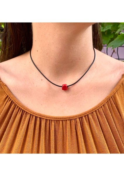 Kırmızı Cam Kare Boncuklu Siyah Choker Kolye
