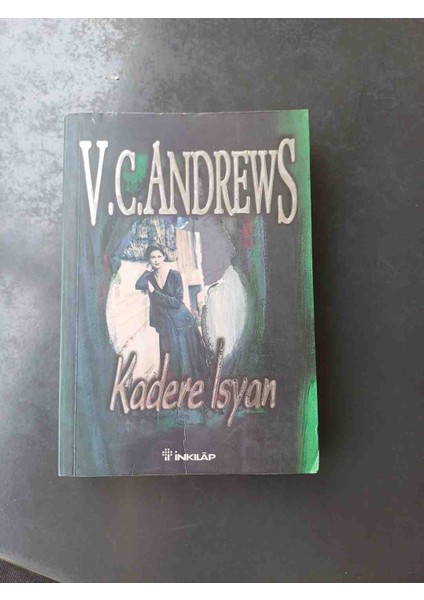 V.c. Andrews'in 'kadere Isyan' Adlı Romanı, Kader ve Isyan Temalarını Işliyor. Inkılap Yayınevinden Basılmıştır. 1996 Basim 384 Sayfa fiyatları