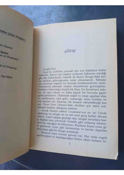 V.c. Andrews'in 'kadere Isyan' Adlı Romanı, Kader ve Isyan Temalarını Işliyor. Inkılap Yayınevinden Basılmıştır. 1996 Basim 384 Sayfa indirimleri