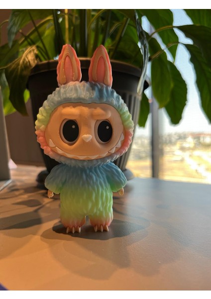 Gökkuşağı Renkli 3D Labubu Figürü – 15 cm Dekoratif Koleksiyon Ürünü