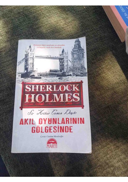 Sir Arthur Conan Doyle'un Sherlock Holmes Serisinden Akıl Oyunlarının Gölgesinde Adlı Polisiye Kitap. Çevirmen: Canber Mustafaoglu 2012 Basim 395 Sayfa. ️‍♂️