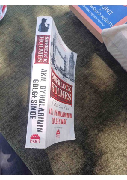 Sir Arthur Conan Doyle'un Sherlock Holmes Serisinden Akıl Oyunlarının Gölgesinde Adlı Polisiye Kitap. Çevirmen: Canber Mustafaoglu 2012 Basim 395 Sayfa. ️‍♂️