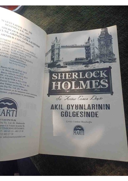 Sir Arthur Conan Doyle'un Sherlock Holmes Serisinden Akıl Oyunlarının Gölgesinde Adlı Polisiye Kitap. Çevirmen: Canber Mustafaoglu 2012 Basim 395 Sayfa. ️‍♂️