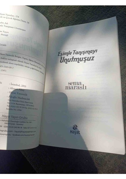 Sema Maraşlı'nın "eşimle Tanışmayı Unutmuşuz" Adlı Romanı, Ilişkiler ve Hafıza Temalarını Işler. Kapakta Ağaç ve Iki Siluet Yer Alır. 2013 Basim 157 Sayfa Yeni Kondisyonda fırsatları