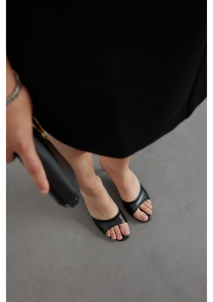 Siyah Cilt Tek Bant Topuklu Kadın Terlik