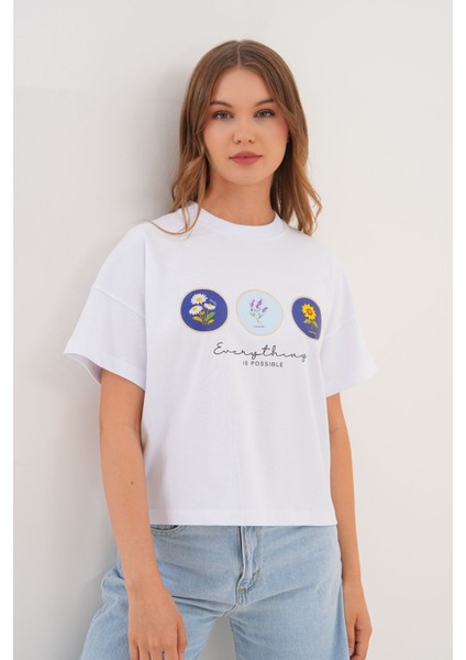 Beyaz Kadın Oversize Çiçek Everything Is Possible Baskılı Tişört