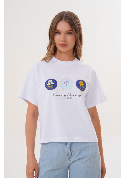 Beyaz Kadın Oversize Çiçek Everything Is Possible Baskılı Tişört fiyatları