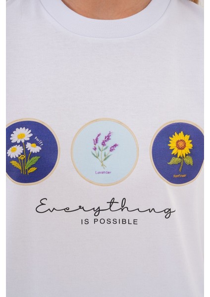 Beyaz Kadın Oversize Çiçek Everything Is Possible Baskılı Tişört