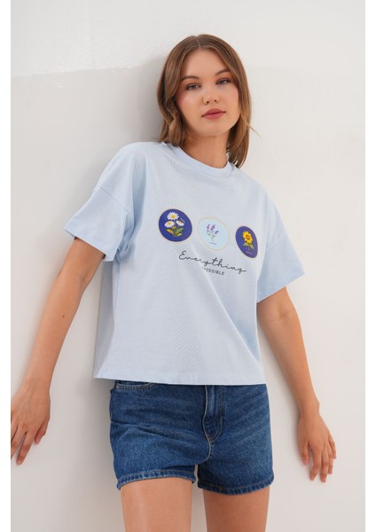 Mavi Kadın Oversize Çiçek Everything Is Possible Baskılı Tişört fırsatları