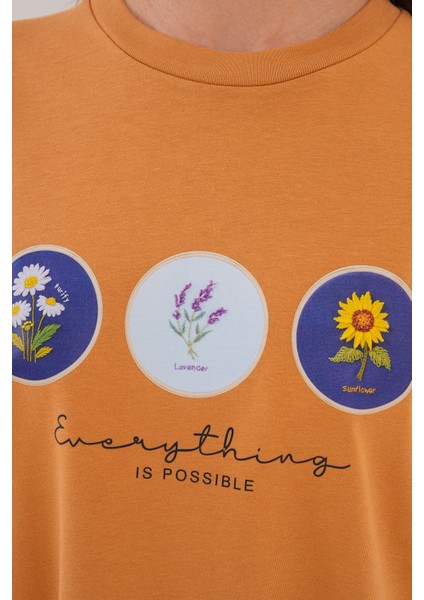 Taba Kadın Oversize Çiçek Everything Is Possible Baskılı Tişört