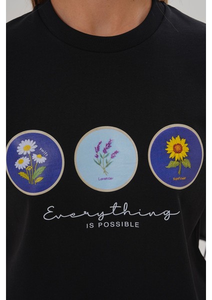 Siyah Kadın Oversize Çiçek Everything Is Possible Baskılı Tişört