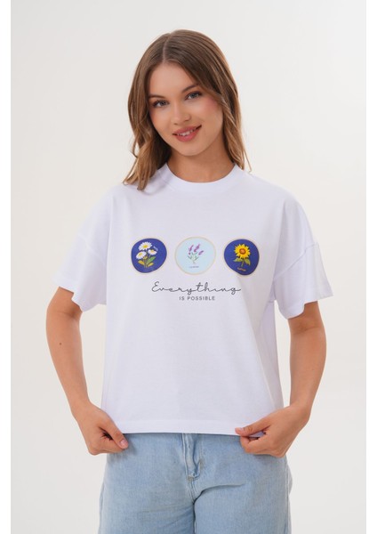 Beyaz Kadın Oversize Çiçek Everything Is Possible Baskılı Tişört modelleri