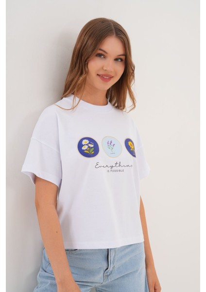 Beyaz Kadın Oversize Çiçek Everything Is Possible Baskılı Tişört fırsatları
