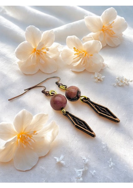 Rodonit Doğal Taş Küpe 8mm – Kancalı Koyu Bakır Zamak Kaplama Geometrik Bohem Küpe 5,5cm | El Yapımı