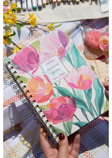 Spiralli Sert Kapak Akademik Ajanda 2025-2026. Ayraçlı A5. modelleri