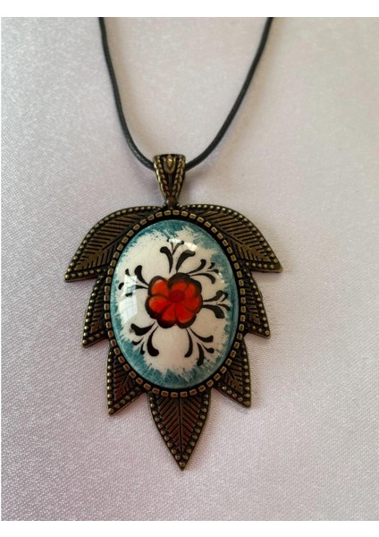 Iznik Çini Çiçek Figürlü Deri Ipli Kolye Model 2 fırsatları